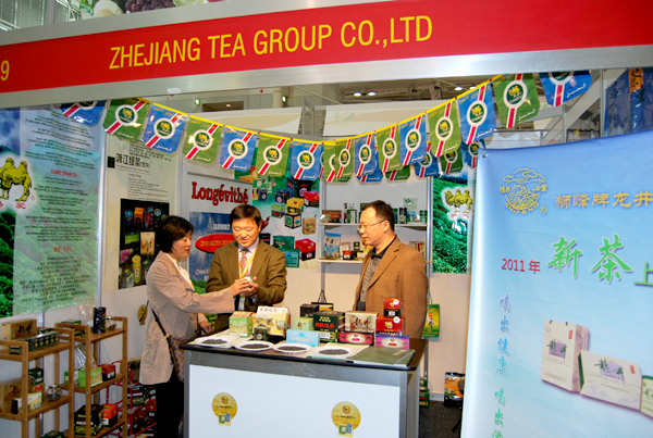 张悦副主任出席澳大利亚国际食品展视察浙茶集团公司展位